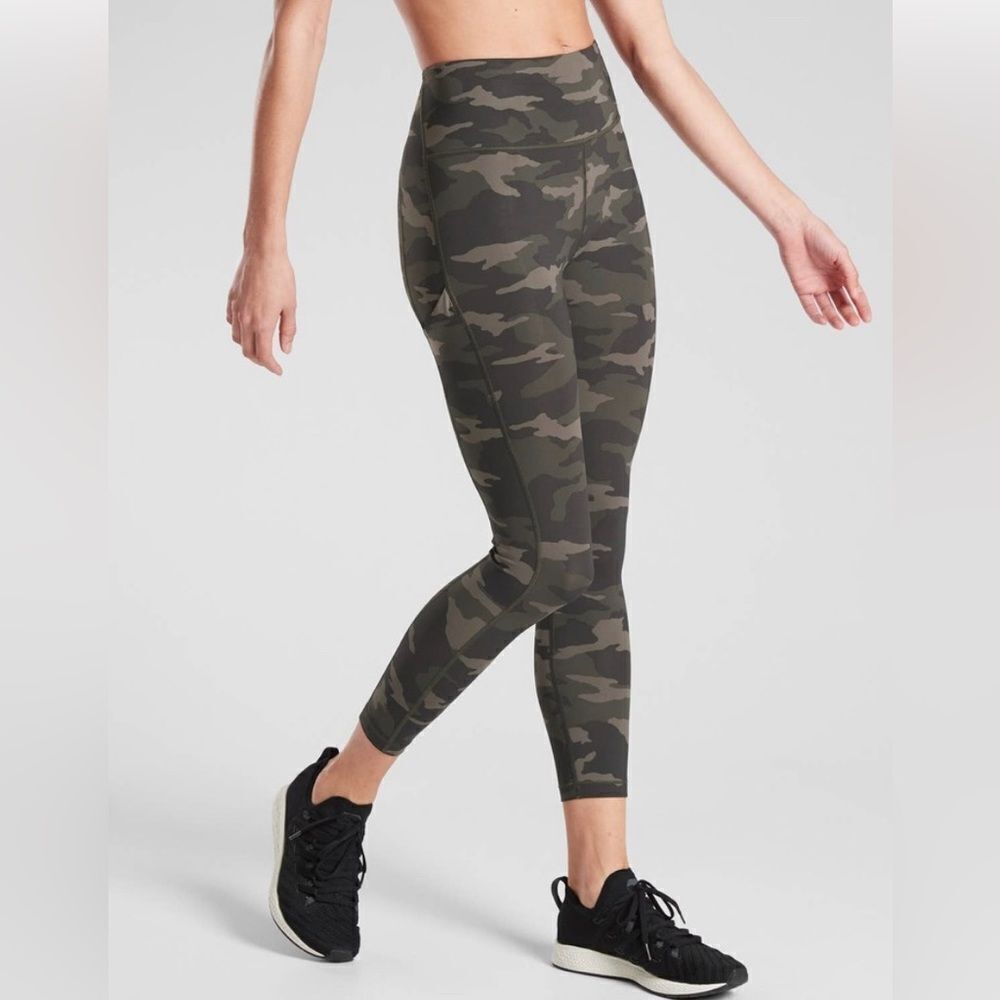 Athleta Ultimate 7/8 camo leggings size small.